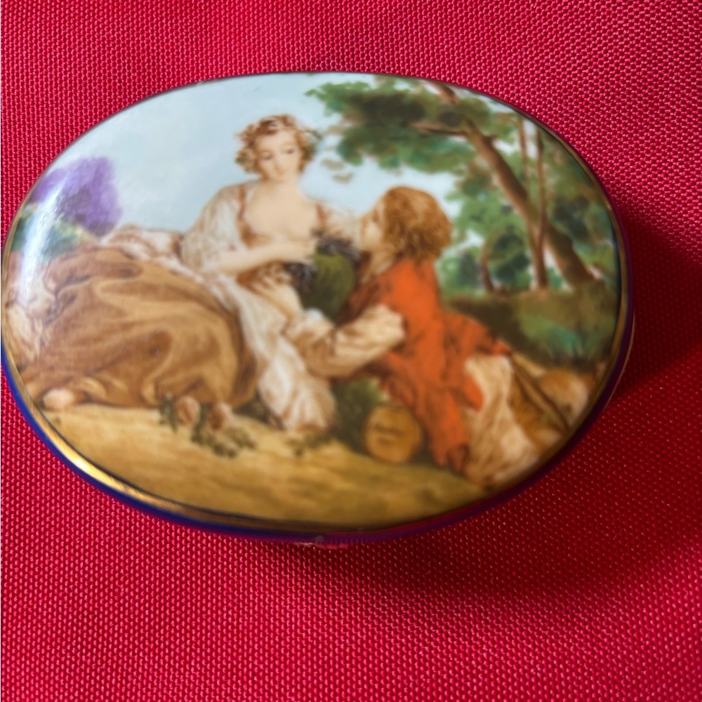 Vintage Charming Ceramic Trinket Box w/ "courting couple" scene Francois Boucher